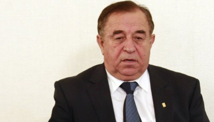 Той е като Майка Тереза. Винаги иска да помогне