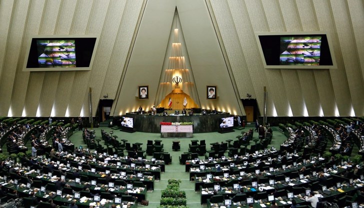 Четирима въоръжени мъже нахлуха и откриха стрелба в парламента на Иран Четирима въоръжени мъже нахлуха и откриха стрелба в парламента на Иран