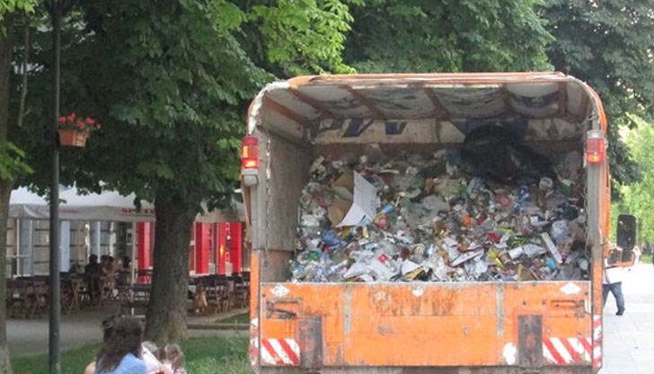 Представете си, че Вие сте седнали на заведение и това камионче минава с боклука