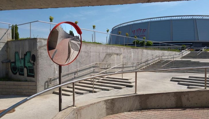 Специално огледало помага за по-добра видимост на велоалеята от подлеза на Кръговото към бул. „Липник“