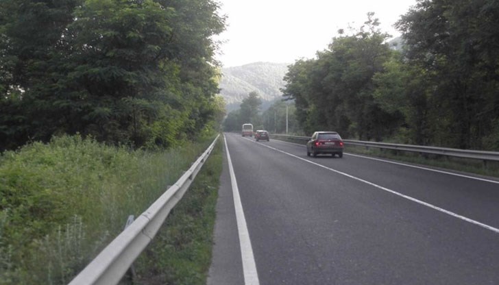 Хората, които подали сигнал, го избутали зад мантинела и продължили пътя си Хората, които подали сигнал, го избутали зад мантинела и продължили пътя си