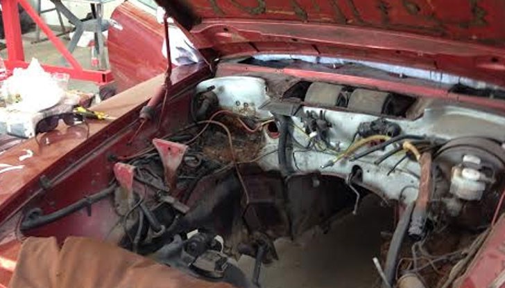 Ретроавтомобилът, който е без двигател, някак си е превишил скоростта