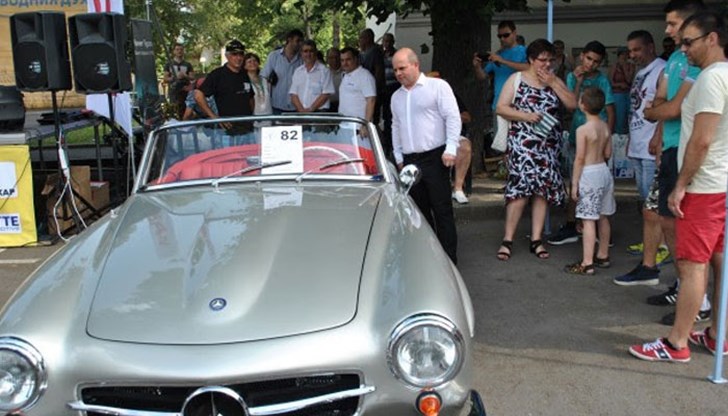 Рекордните деветдесет и трима участници се включиха в тазгодишното трето издание на Парад на ретро автомобили и мотоциклети в Русе