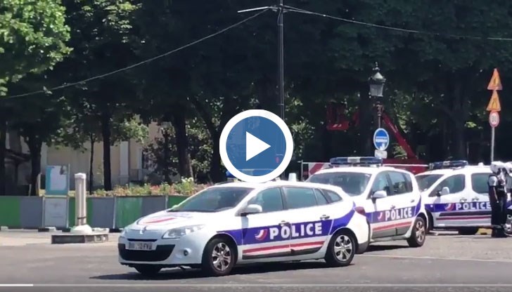 Кола се блъсна в полицейски ван на централния парижки булевард „Шанз-Елизе” и се подпали