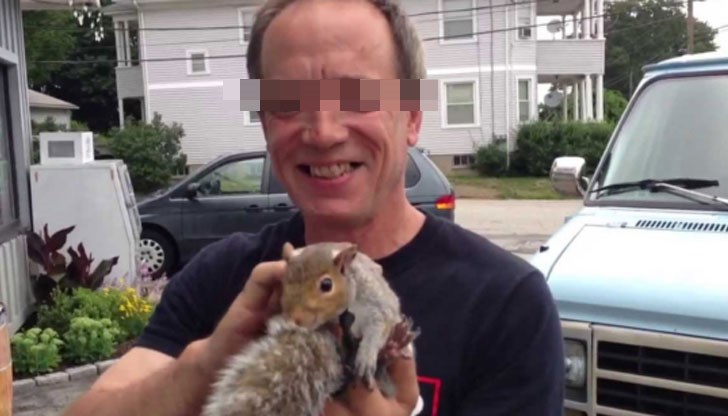 Той твърди, че е паднал върху животинката