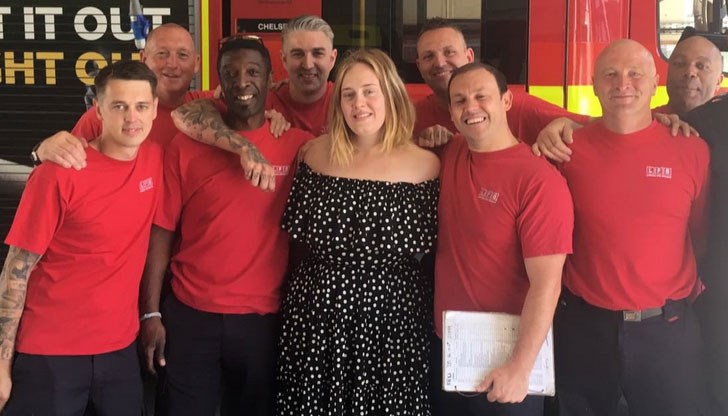 Певицата изпила с пожарникарите чаша чай