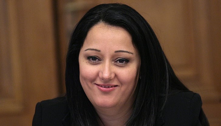 Министърката говори за горещата среща с премиера и уволнения от нея директор на НДК Министърката говори за горещата среща с премиера и уволнения от нея директор на НДК