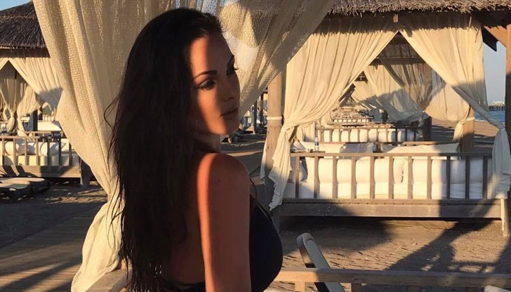 Певицата показа пищни форми на почивката си в Анталия