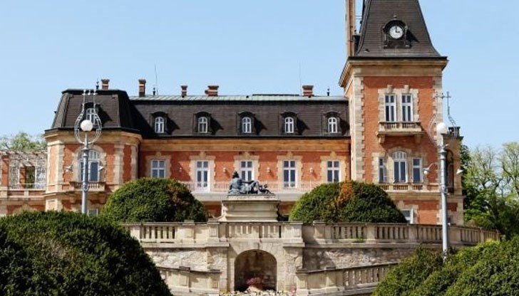 Не само министри, депутати, висши чиновници са резервирали всички места в бившата царска резиденция край Варна