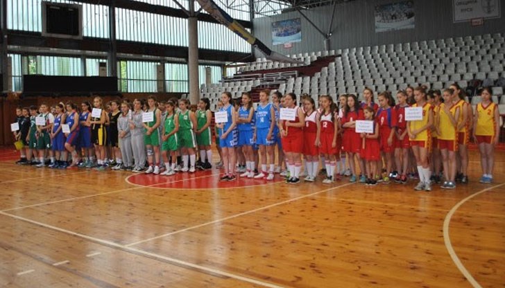 В състезанието взеха участие общо 120 момичета