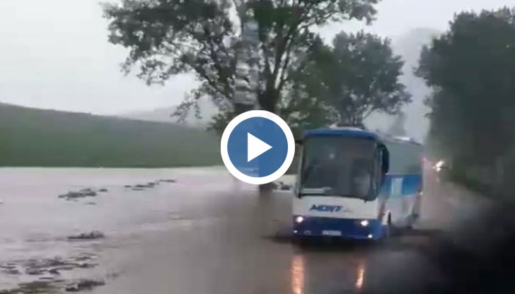 Изсипалият се тази сутрин дъжд в района е наводнил нивите, а от там е залято и пътното платно край язовир „Фисека“