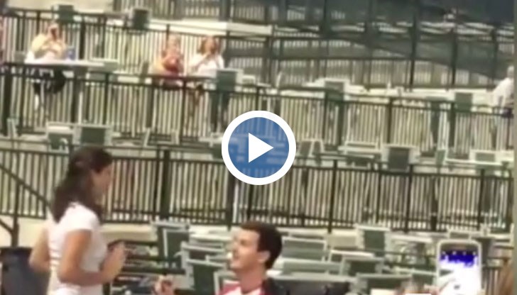 Мъж направи романтично предложение по време на мач, но ...