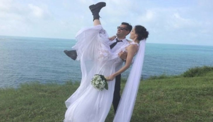 Красивата актриса е с ослепителна бяла рокля и ... кубинки на сватбеното си тържество на брега на морето