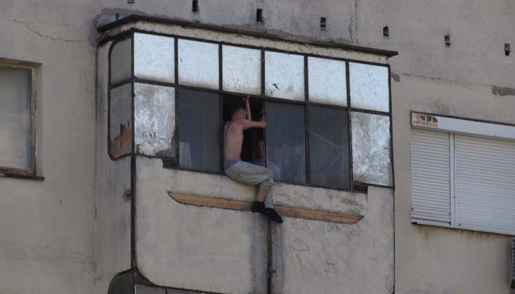 Зяпачи и журналисти решиха, че младежът се прави на интересен и си тръгнаха