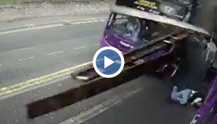 Мъжът е на тротоара, когато автобусът се заби в него и го изхвърли на няколко метра