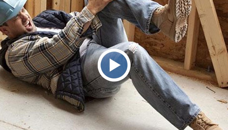 Мъжът пада от 3 метра височина