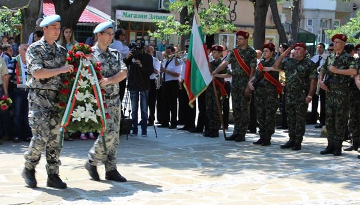 Церемонията започна с построяване на почетен караул и тържествени маршове