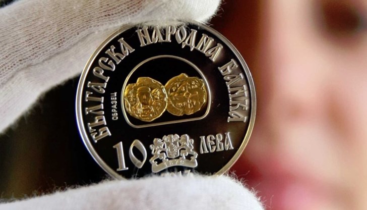 На лицевата страна, в позлатен медальон е изобразен печатът на хан Тервел На лицевата страна, в позлатен медальон е изобразен печатът на хан Тервел