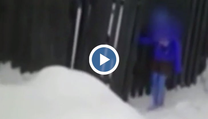 Съседи заснели с телефон как момиченцето моли за помощ