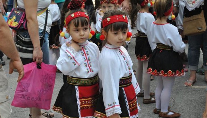 Текето се превръща в сцена под звездите за изпълнители от цялата страна