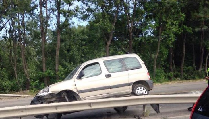 Миниван "Рено" се качи зрелищно на мантинелата на бургаски булевард