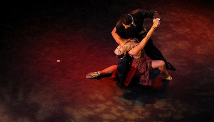 В продължение на два дни, пространството пред сградата на Доходно здание ще се превърне в сцена на горещи танци