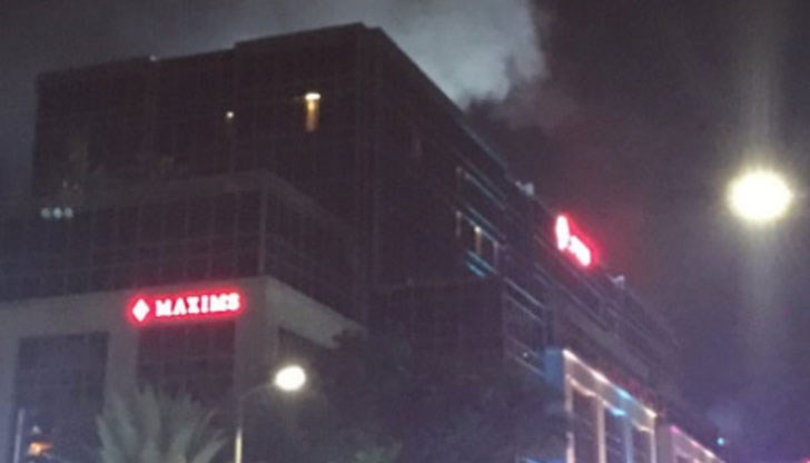 Хора с маски и оръжие на втория етаж на хотела са стреляли безразборно