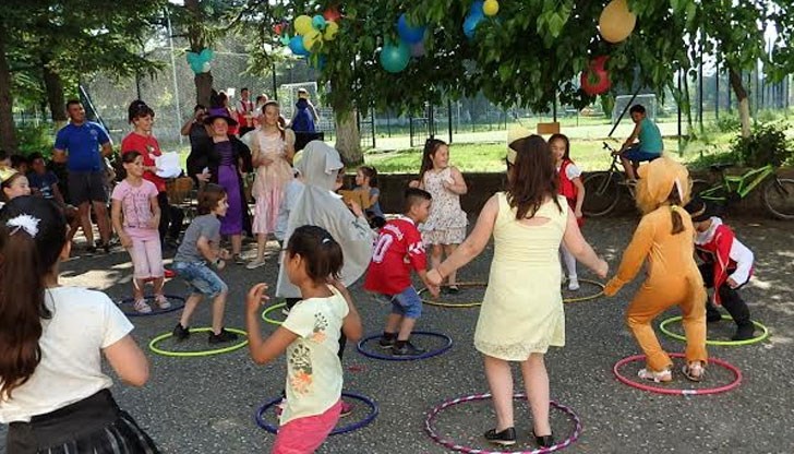 Многобройните изненади, подготвени от детските градини и учебните заведения, не престанаха през целия ден