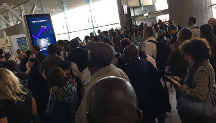 Управлението на аеропорта написа в Twitter, че в момента се оценява сигурността