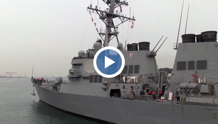 Американски боен кораб е бил блъснат от три пъти по-тежък контейнеровоз