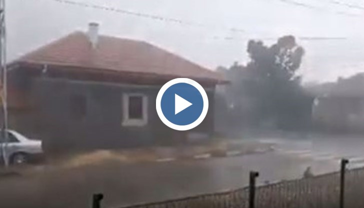 Унищожена е селскостопанска продукция след мощна буря с градушка