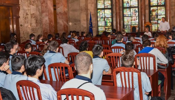 Съдия Чокоева представи пред младежите професиите „съдия“ и „прокурор“, след което ги запозна с видовете дела, които разглеждат съдилищата