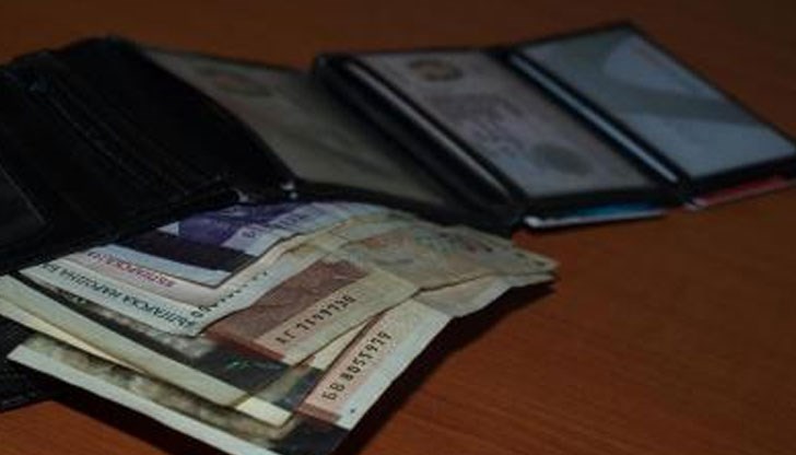 Портмонето било оставено на пейка