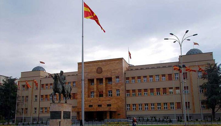 Друго алтернативно предложение може да бъде „Република Скопие“, което обаче македонската страна е отхвърляла при преговорите в миналото