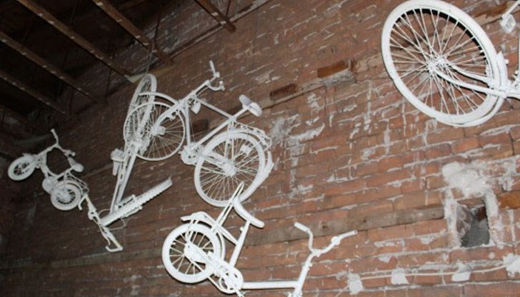 Процес – Пространство е платформа, изградена от артисти и дава възможност за обмяна на опит, колаборация, индивидуално развитие и изказ