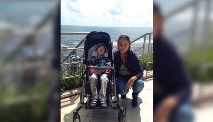 Тя е единственият шанс на малкия Илиян да излиза навън Тя е единственият шанс на малкия Илиян да излиза навън