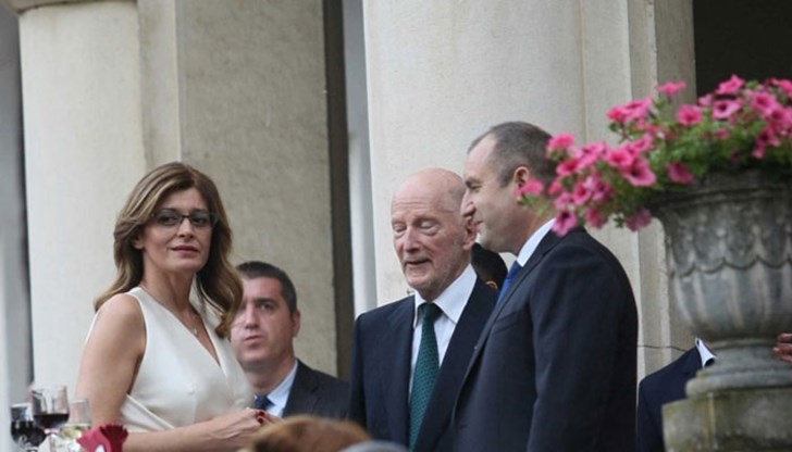 Над 400 гости се наредиха на дълга опашка пред входа на Двореца „Врана”, за да поздравят Симеон Сакскобургготски за 80-ия му рожден ден