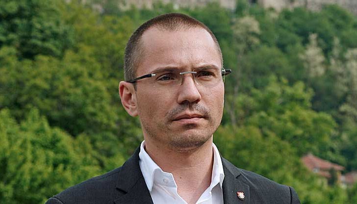 Ангел Джамбазки изригна срещу грантаджиите, обиждали абитуриенти Ангел Джамбазки изригна срещу грантаджиите, обиждали абитуриенти