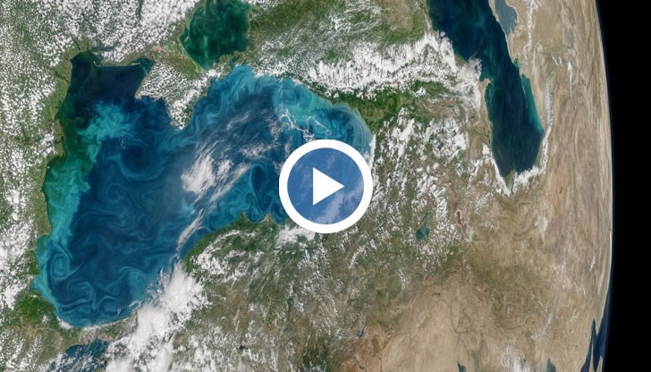 Морето грейна в тюркоазено синьо