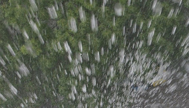 Подлезът на бул. "България" е наводнен