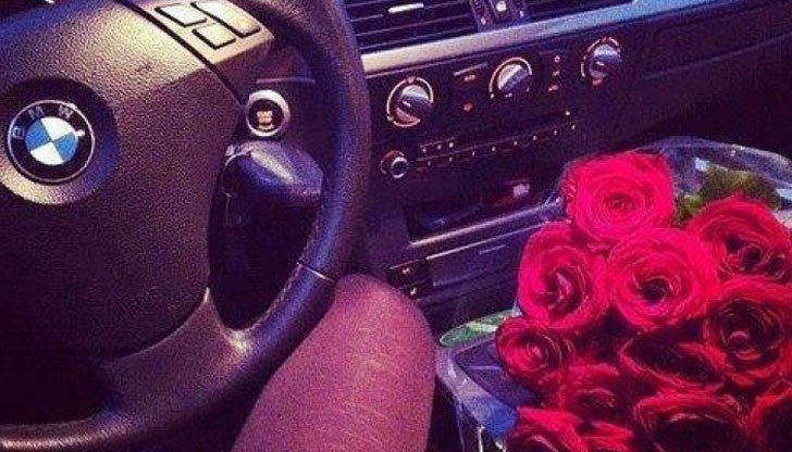 Срещу 50 лева може да се снимате с бутиков букет от 101 рози и "БМВ"