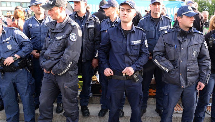 Държавата ще компенсира униформените служители на МВР заради невъзможността да им бъдат осигурени униформи
