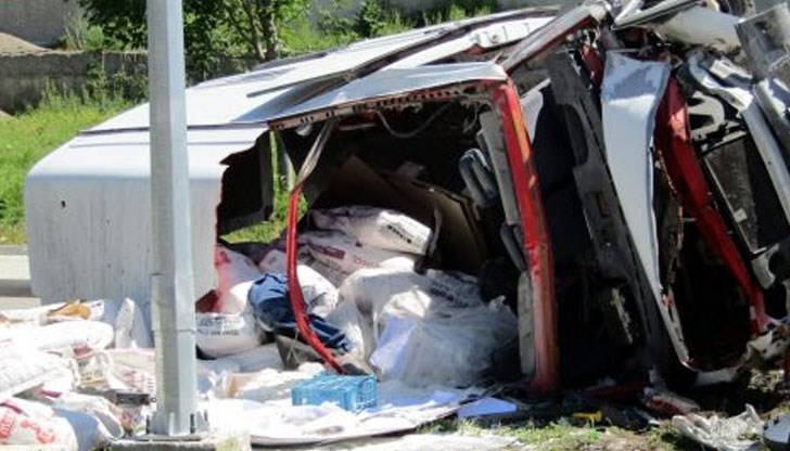 Пожарникари вадили пострадалия шофьор