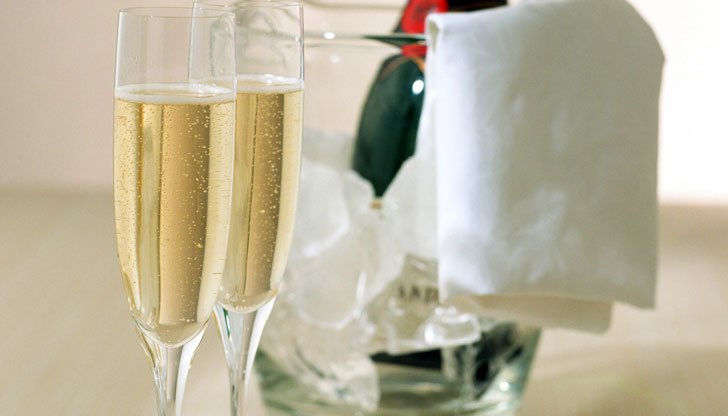 В помещения на изоставени свинеферми се бутилират стотици шишета на ден, които поемат към курортите и скъпите заведения, където бройката е поне 300 лева В помещения на изоставени свинеферми се бутилират стотици шишета на ден, които поемат към курортите и скъпите заведения, където бройката е поне 300 лева