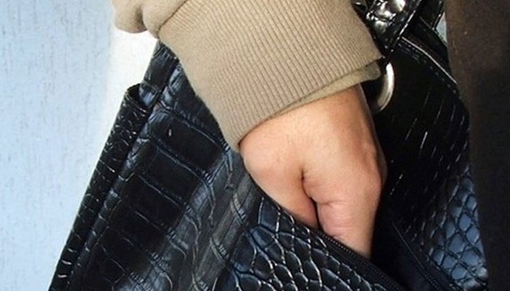 Момичето опитало да открадне дамска чанта Момичето опитало да открадне дамска чанта