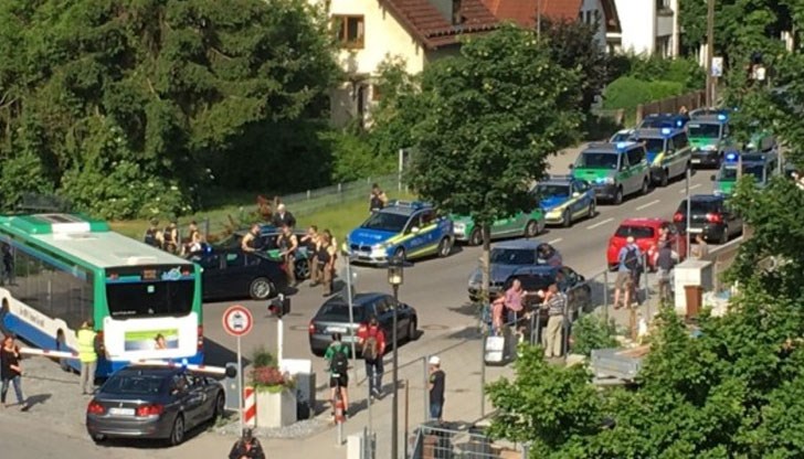 Полицейската служителка е била простреляна от пасажер на спирка на градския транспорт