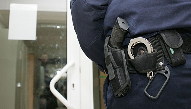 Ченгето е приело като подарък и 2, 5 кг нарязан тютюн без бандерол Ченгето е приело като подарък и 2, 5 кг нарязан тютюн без бандерол