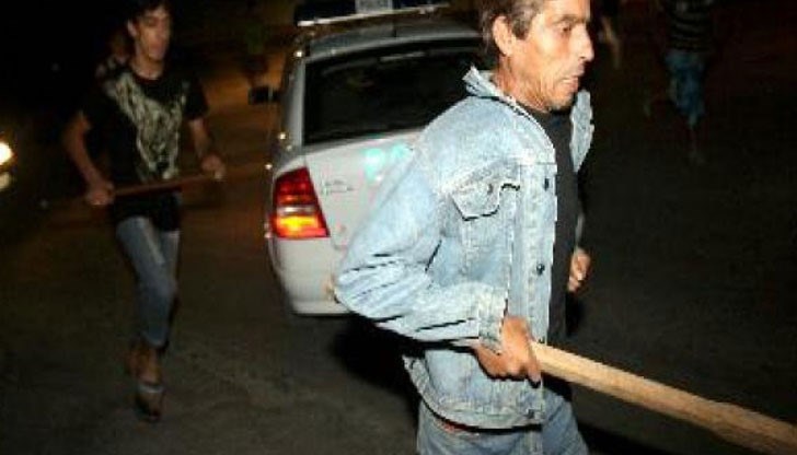 Полиция и жандармерия пази постъпите към ромската махала в града след снощните протести и ексцесии