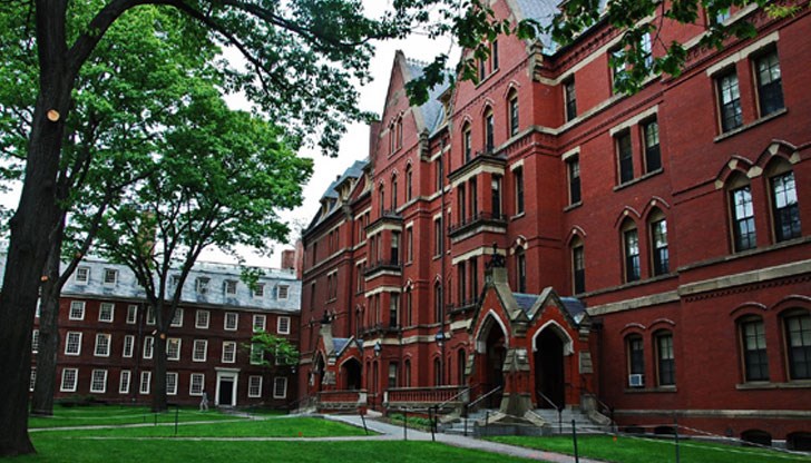 Според правилата за прием на Харвард учебното заведение може да преразгледа всяка кандидатура, ако „честността и моралът на студентите са под въпрос”