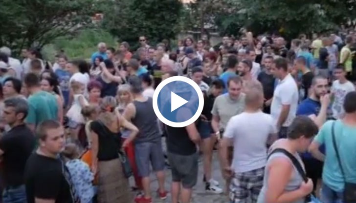 Хиляди души се нахвърлиха върху роми, трима от тях отнесоха гнева и ритниците им